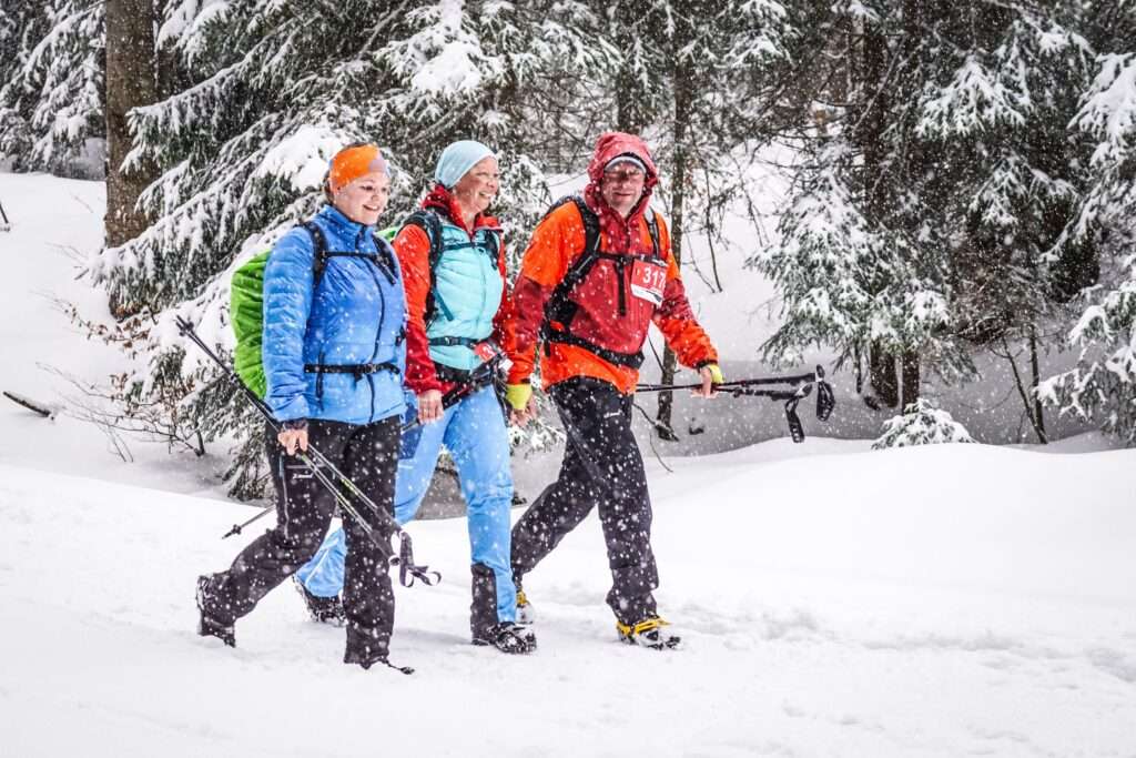 Wanderer beim MOUNTAINMAN Wintertrail Reit im Winkl 2019