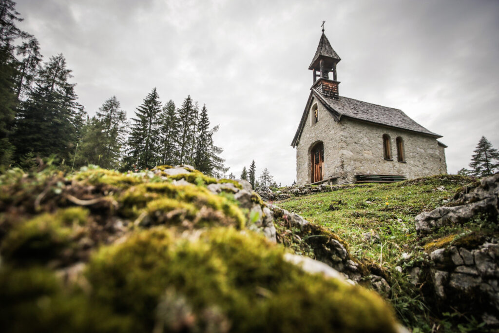 Die idyllische Anna-Kapelle auf der Strecke des MOUNTAINMAN Reit im Winkl